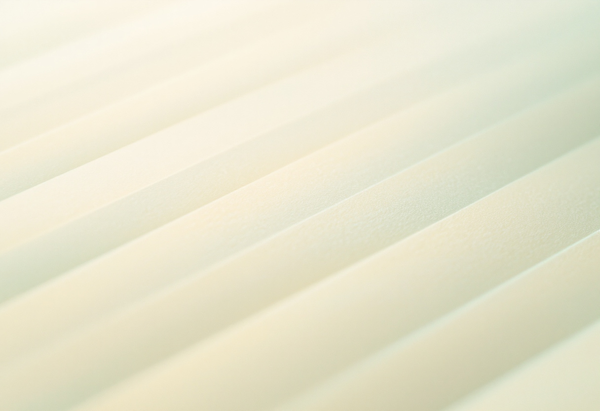 Primer plano macro de una superficie de papel térmico color crema con la impresión casi borrada