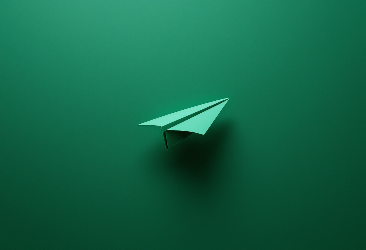 Un avión de papel verde volando solo sobre un fondo verde botella, representando el envío de un mensaje